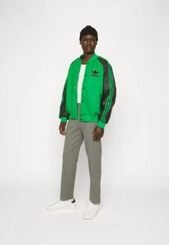 Adidas Originals Varsity - Bomber Jacket - Green/Black 15 Adidas Originals Varsity - Bomber Jacket - Green/Black -Adidas Shop 1eb1dca07bf240c6ba91f836fe15a5f9
