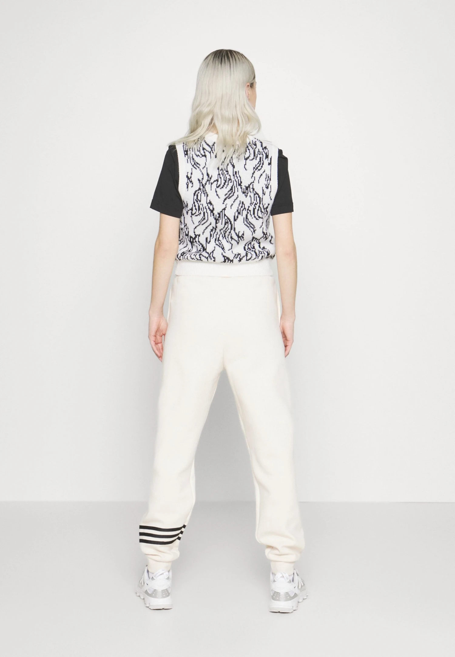 Adidas Originals Neuclassics Joggers - Tracksuit Bottoms 6 Adidas Originals Neuclassics Joggers - Tracksuit Bottoms - Image 4