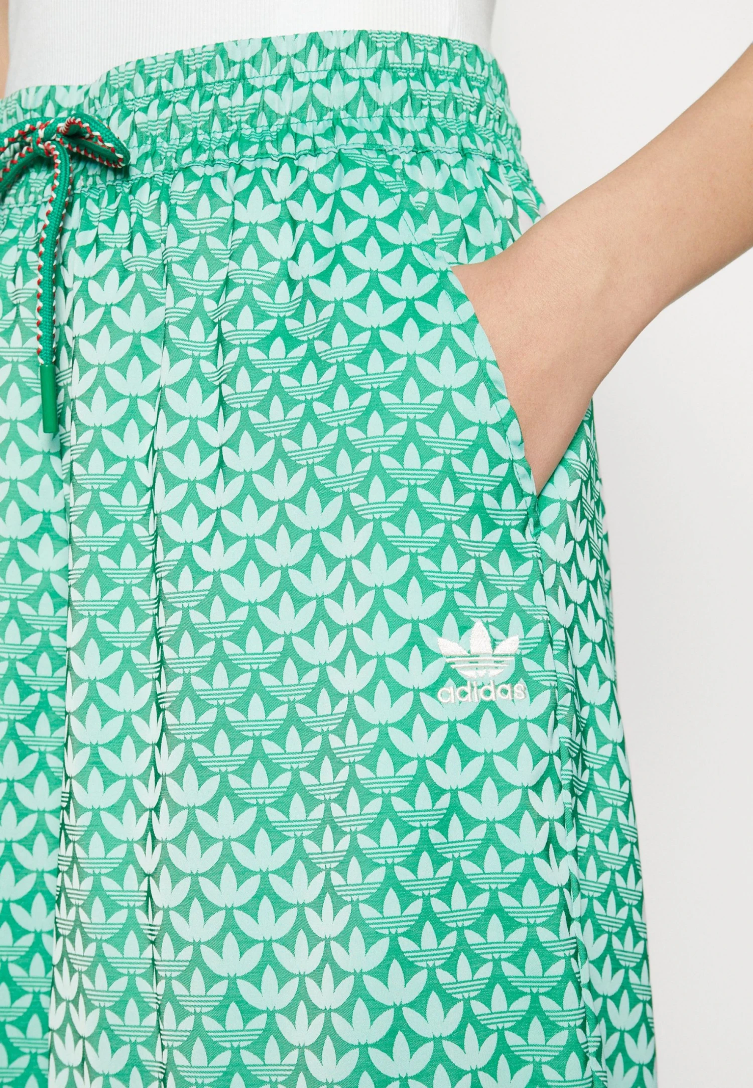 Adidas Originals Adicolor 70S - Shorts - Green 9 Adidas Originals Adicolor 70S - Shorts - Green - Image 7